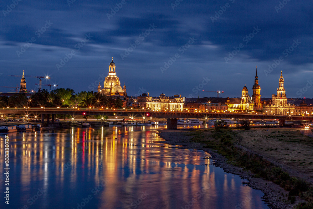Dresden,Blick auf der Friedrich August Brücke  bei Nacht