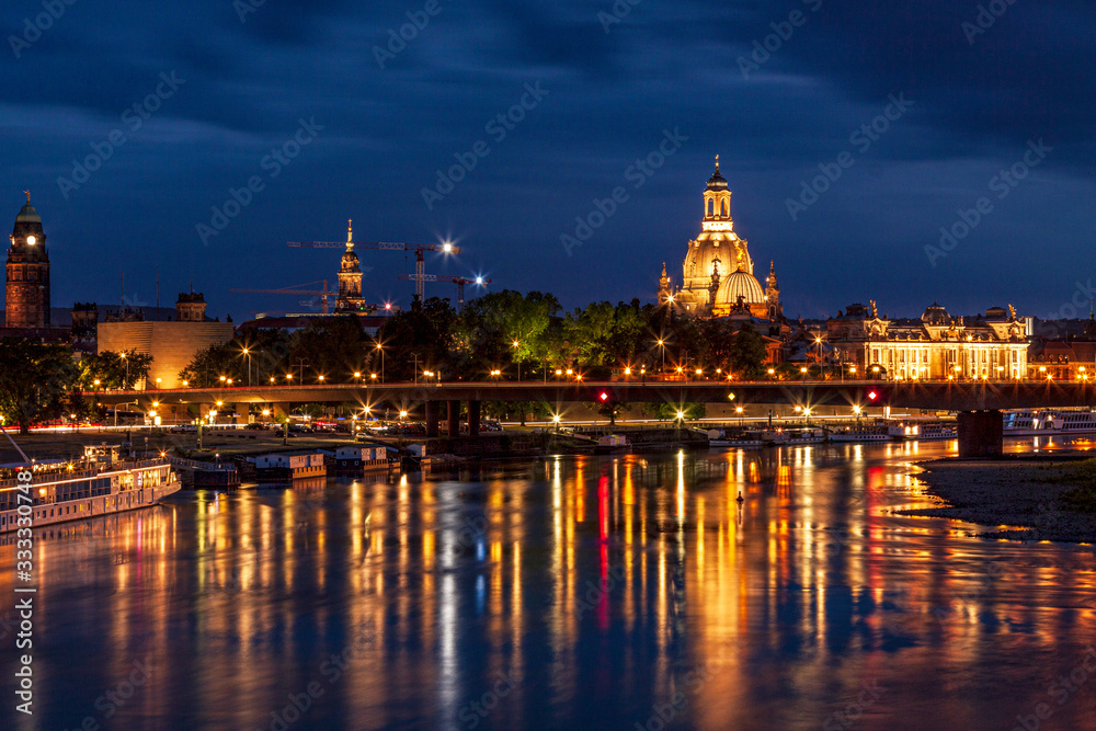 Dresden,Bilch auf der Friedrich August Brücke  bei Nacht