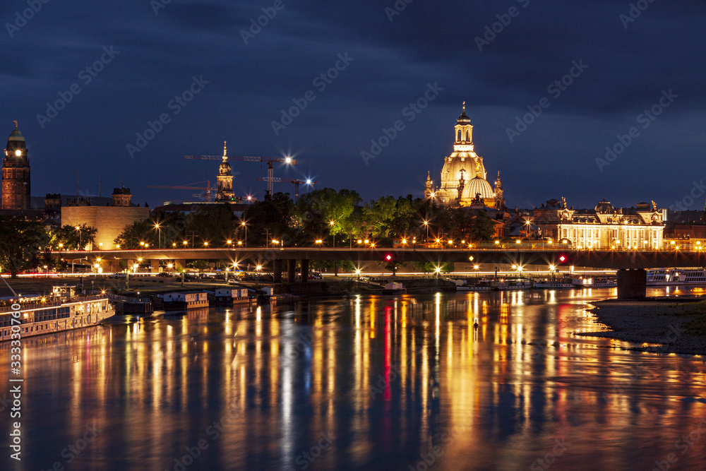 Dresden,Blick auf der Friedrich August Brücke bei Nacht