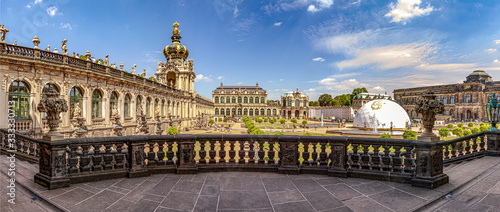 Panoramablick auf dem Dresdener Zwinger Innenhof am Tag