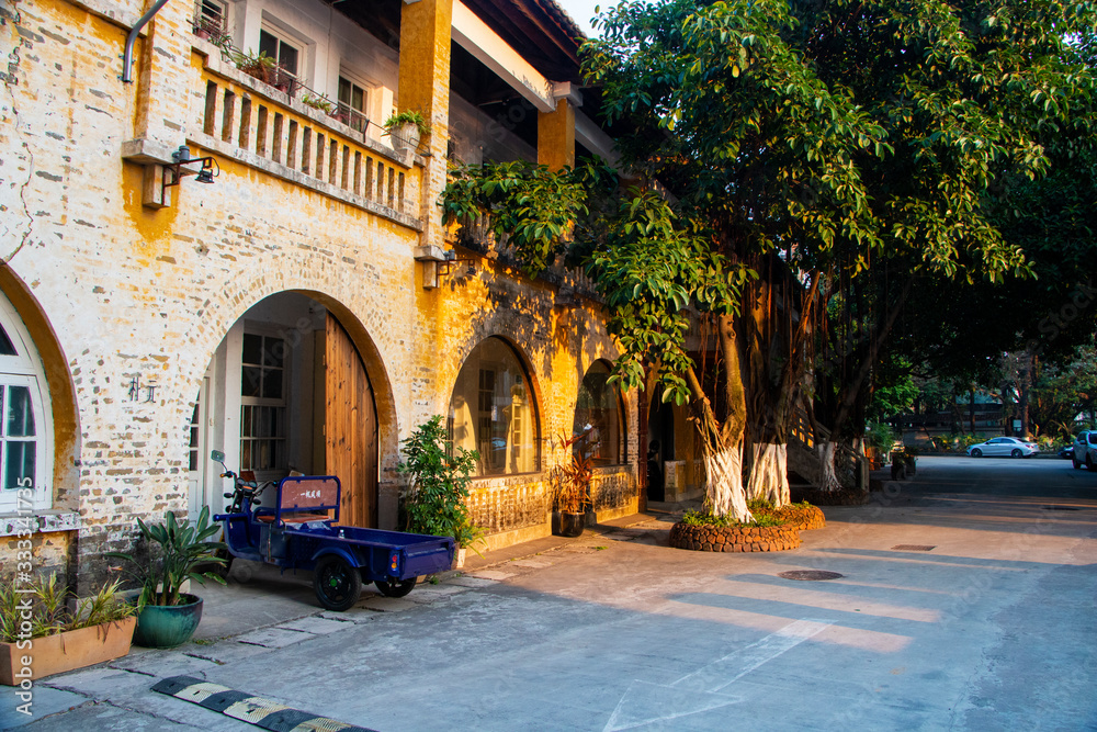Obraz premium Buildings under the setting sun