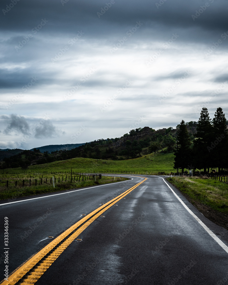 Naklejka premium road in mountains