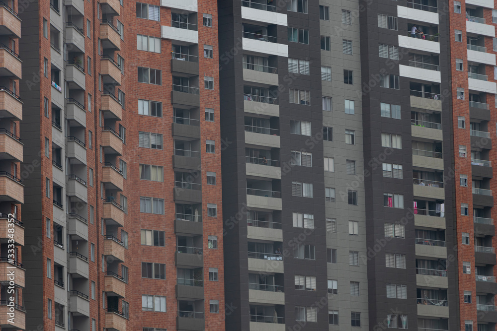 Ventanas de Edificios en la ciudad de Medellin durante la cuarentena por el coronavirus. Quédate en casa durante la pandemia