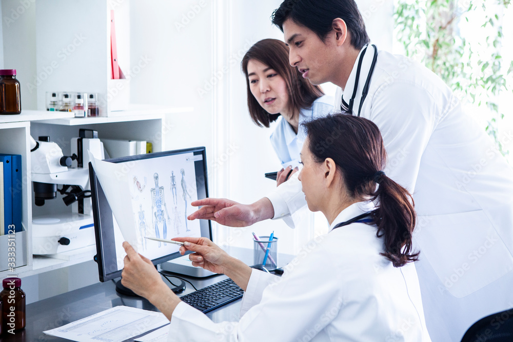 Fototapeta premium 患者の症状を確認する医師たち