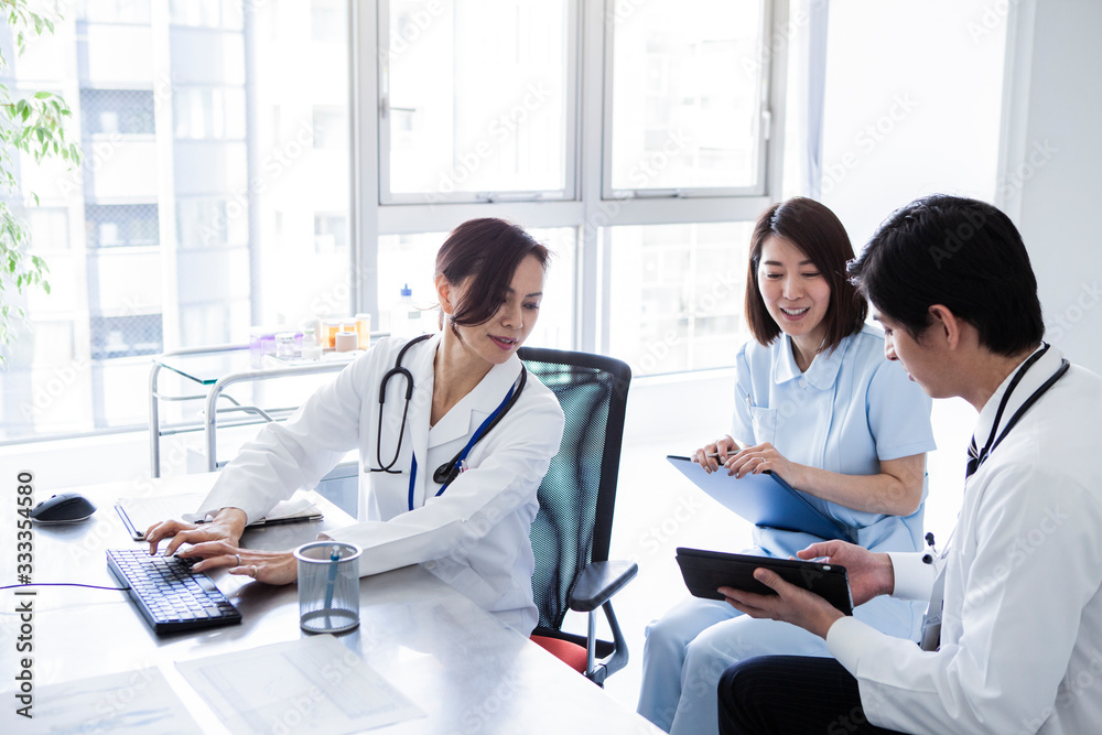 病室で話す医師と看護師 病室で話す医師と看護師