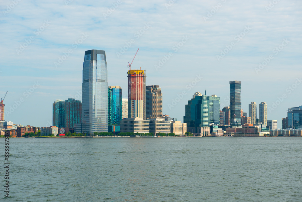 Naklejka premium Panoramę nowoczesnych drapaczy chmur w Jersey City, w tym z New York Harbor w pobliżu Nowego Jorku NYC, New Jersey NJ, USA.