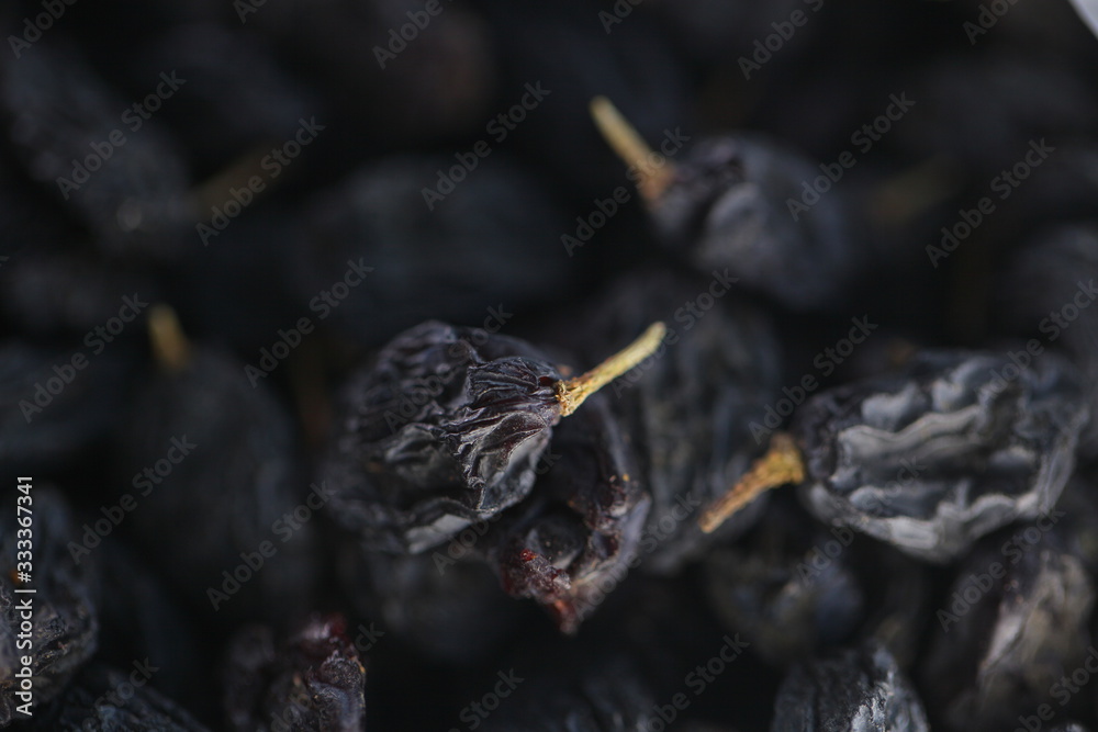 Obraz premium dry raisins on a white table