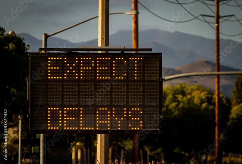 Fotografia Electrionic traffic sign stating Expect Delays withtraffic