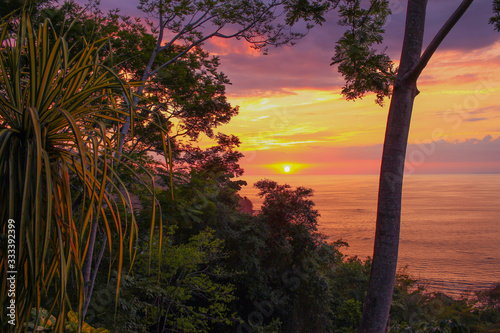 coucher de soleil à quepos au parc manuel antonio du costa rica photo