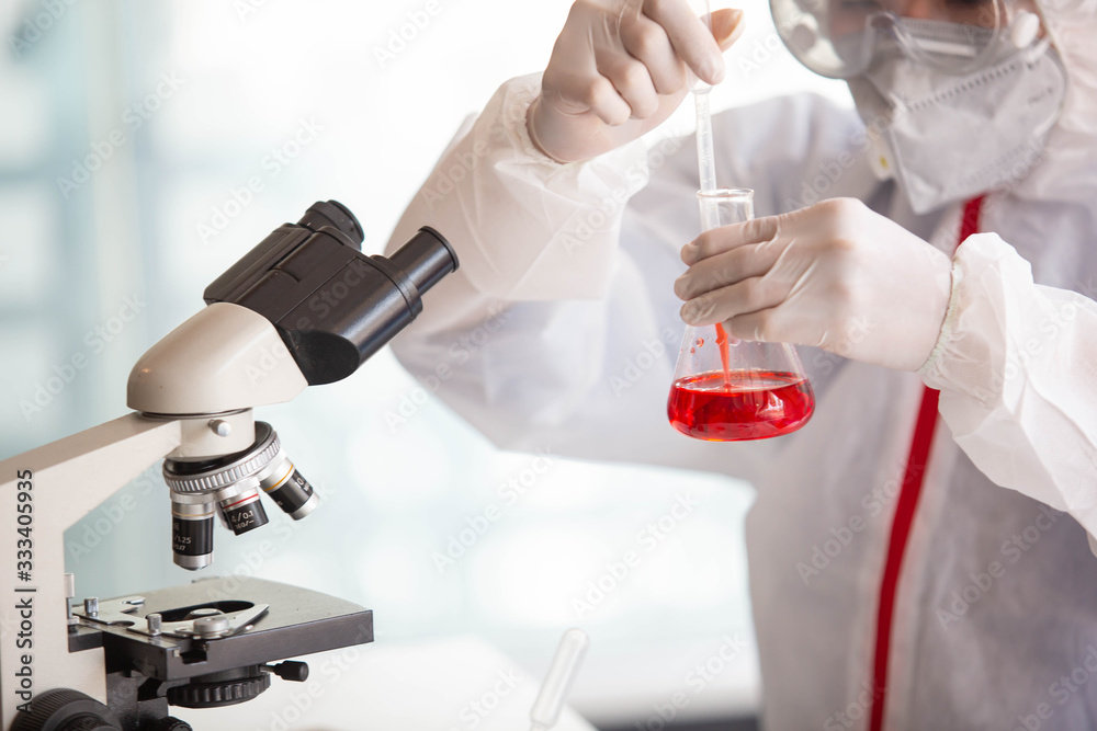 Doctors are searching for Covid's anti-virus serum by studying lung infection photos, protected by a mask and sanitary gloves. Doctors are searching for Covid's anti-virus serum by studying lung infection photos, protected by a mask and sanitary gloves.