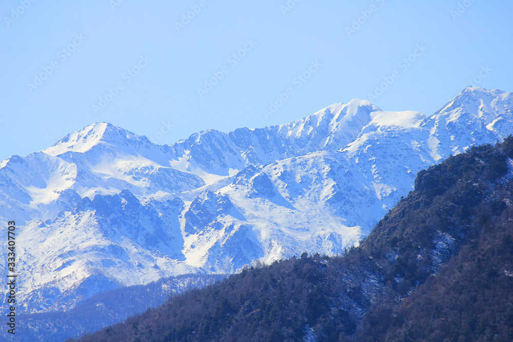 Obraz premium panorama of mountains with snow and vegetation at the beginniing of Spring
