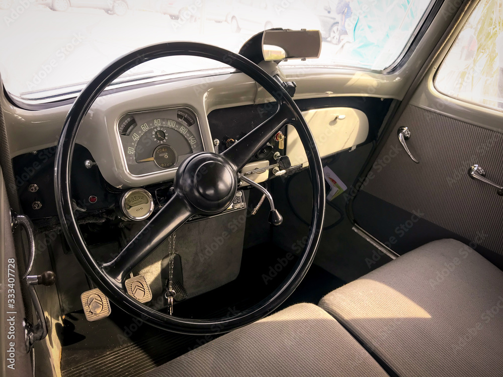 Intérieur d'une vieille voiture