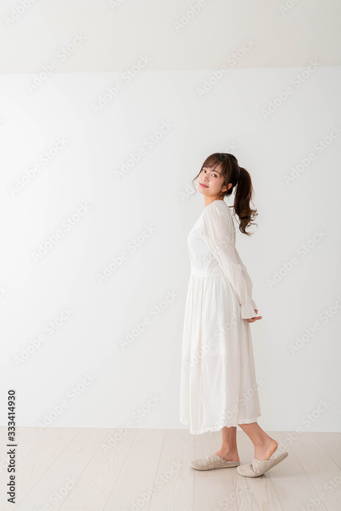室内にいる女性 室内にいる女性