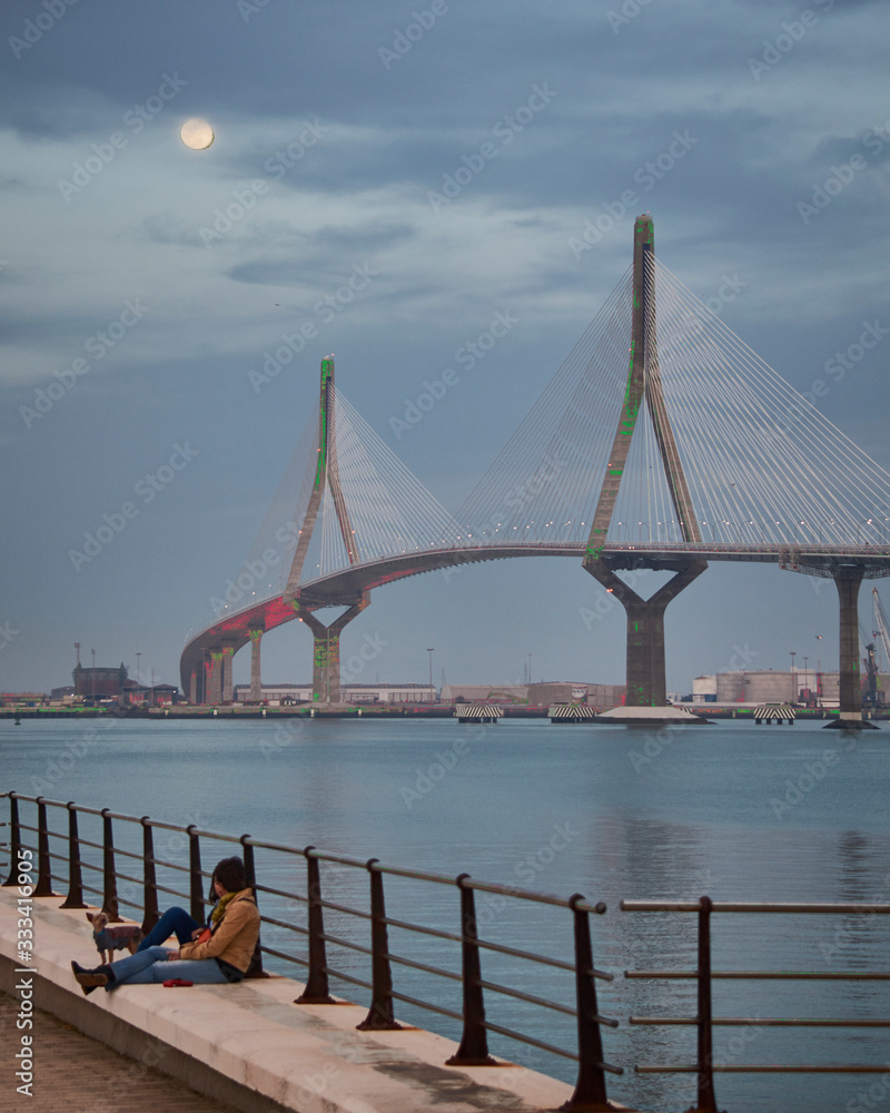 Luna llena sobre el Puente de la Pepa (Cádiz)