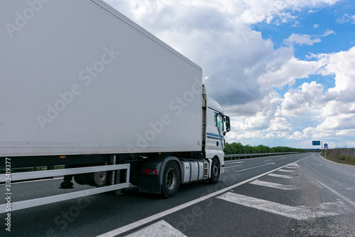 Truck with refrigerated semi-trailer for the transport of perishable food circulating on the highway