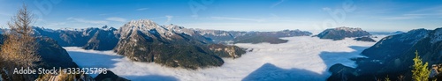 Foto Autumn Alps mountain misty morning view from Jenner Viewing Platform, Schonau am Konigssee, Berchtesgaden national park, Bavaria, Germany