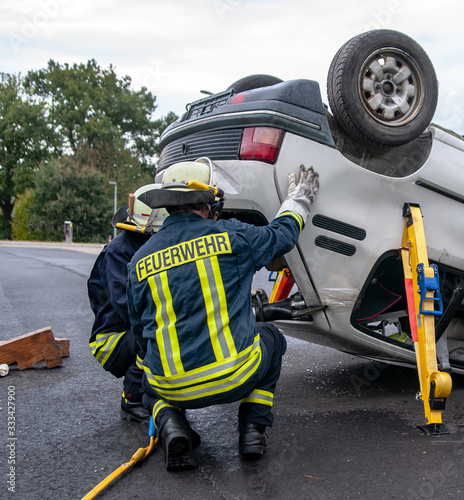 Feuerwehrleute bei einer Rettung nach einem Verkehrsunfall