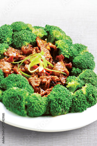 Stir fried meat with broccoli