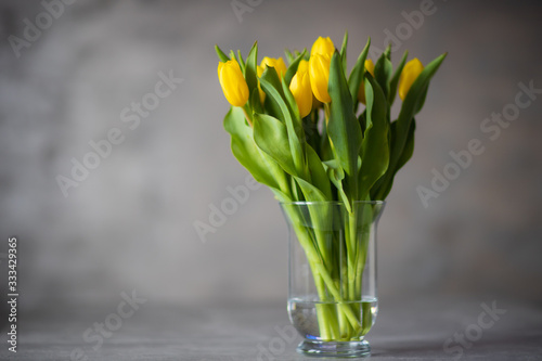 Wazon z kwiatami. Bukiet wiosenny, tulipan żółty