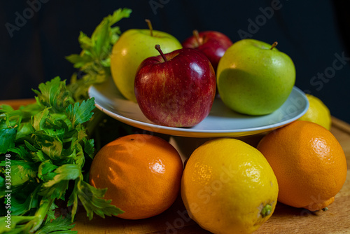 Fruta manzana roja y verde  lim  n y naranja  apio y jengibre