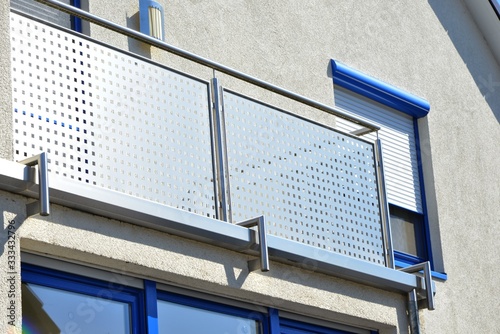 Metallbalkon mit Edelstahl-Sichtschutz an einem Wohngebäude © Hermann