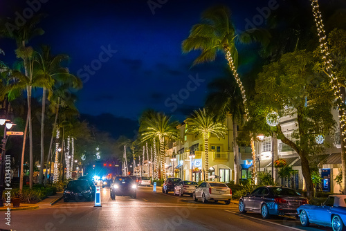 Fotografia Cars on Fifth avenue in Downtown Naples at night