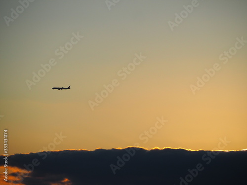 夕暮れと飛行機 © wakaba.photography
