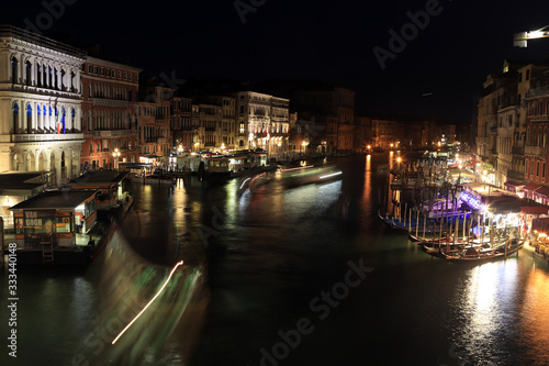 Vista nocturna de un canal de Venecia