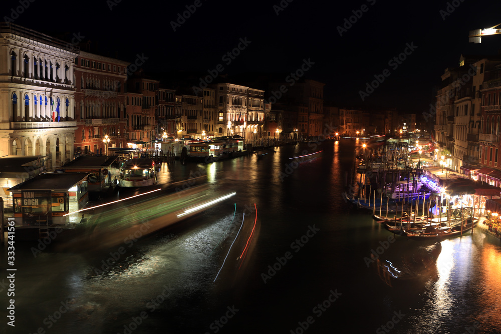 Vista nocturna de un canal de Venecia