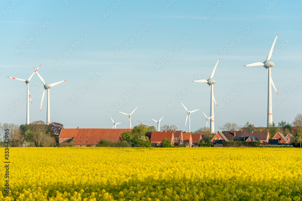 Deutschland, Niedersachsen, Ostfriesland Windenergieanlagen bei Emden.