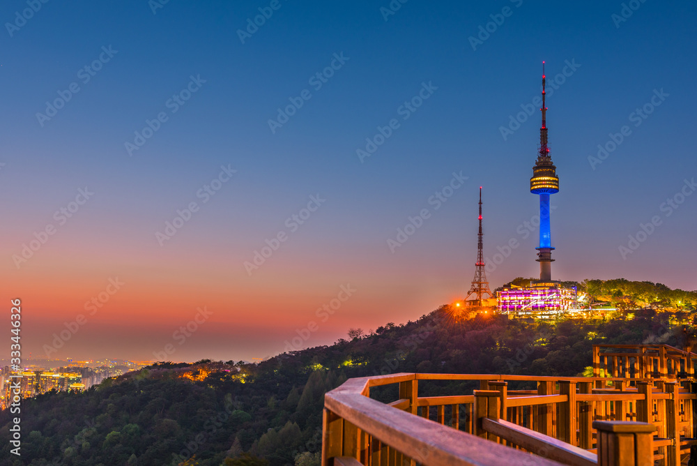 Obraz premium Twilight Seoul Tower in Spring at south korea.