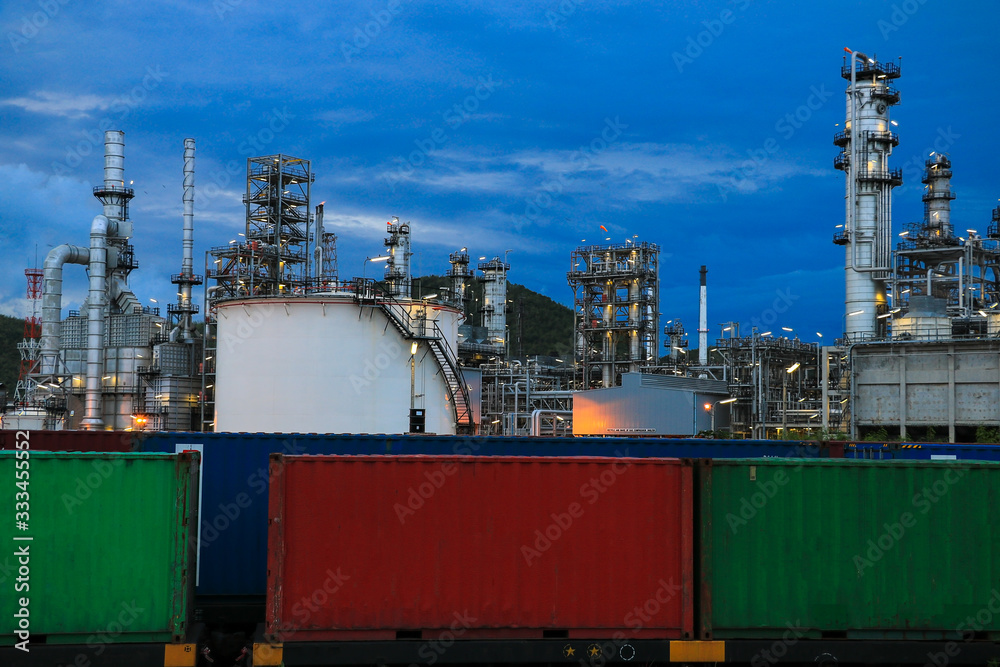 Obraz premium The oil refinery industry, petroleum, petrochemical plants full of technology. And the blue background, orange lights