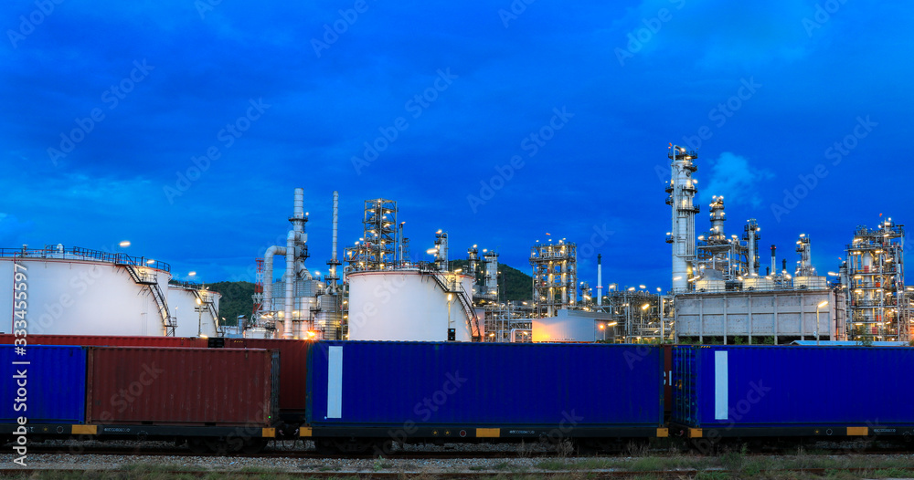 Obraz premium The oil refinery industry, petroleum, petrochemical plants full of technology. And the blue background, orange lights