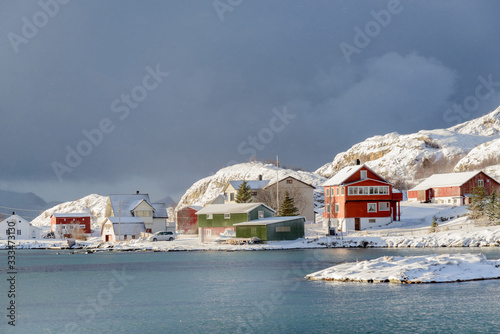 Fototapeta Naklejka Na Ścianę i Meble -  Paisaje nevado con cabañas en invierno ártico de Sommaroy, Tromso , en la Laconia Noruega