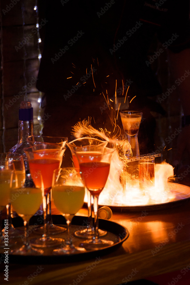 Vasos, cócteles, bebidas y chupitos en llamas. / Glasses, cocktails, drinks and flaming shots