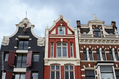 Case colorate con nuvole in Amsterdam
