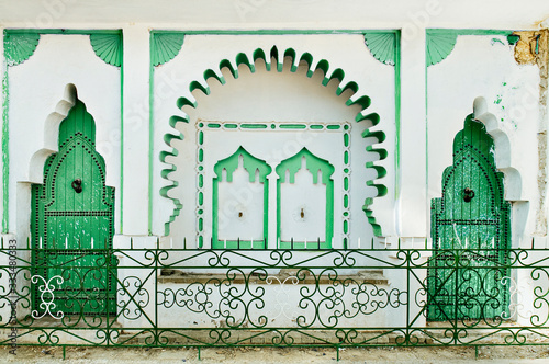 Obraz na płótnie Green doors on white wall in Chef Chaouen, Morocco w salonie