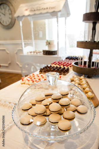 Cafe inneneinrichtung mit cupcakes Muffins Cakepops und Keksen