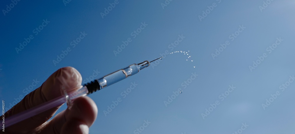 Naklejka premium bannière seringue ciel bleu