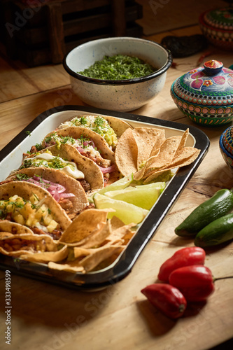 Tacos al pastor con chiles habaneros y limón