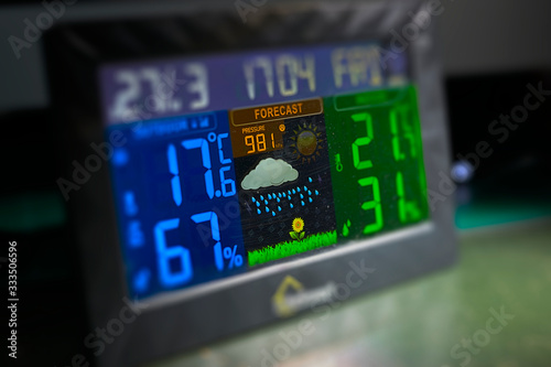 Estación meteorológica con pantalla en color, muestra la temperatura y la humedad interiores y exteriores