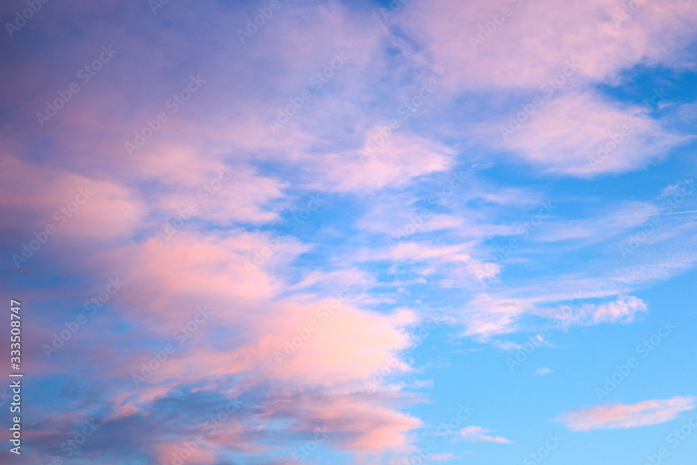 Blauer Himmel, rosa Wolken bei Sonnenaufgang