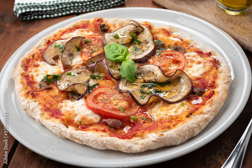 Pizza fatta in casa con melanzane, Cucina Italiana