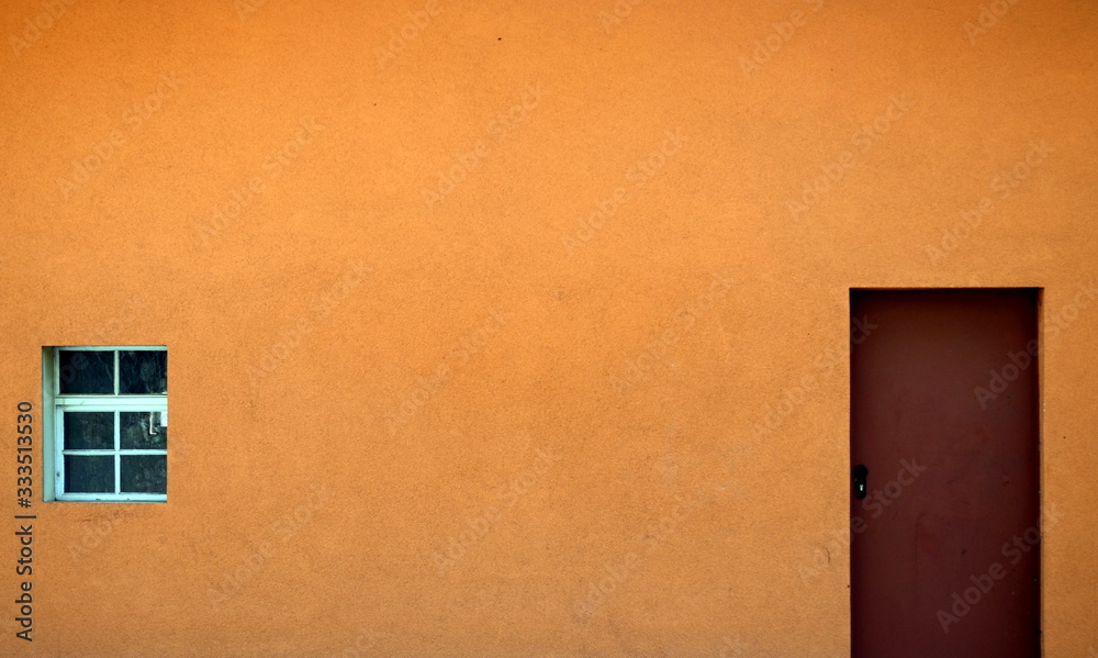 Fototapeta premium Orange Fassade mit Fenster und Tür
