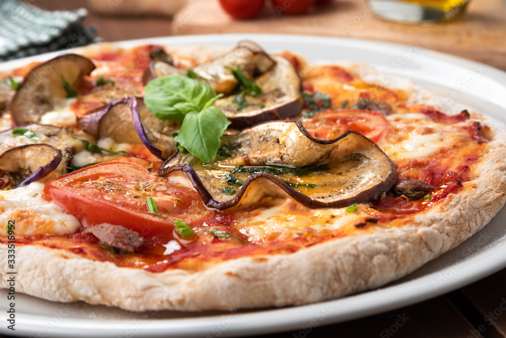 Pizza fatta in casa con melanzane, Cucina Italiana Pizza fatta in casa con melanzane, Cucina Italiana