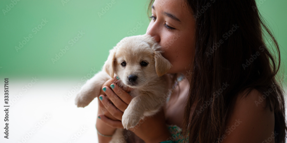 Niña con cachorro de Golden retriever Niña con cachorro de Golden retriever