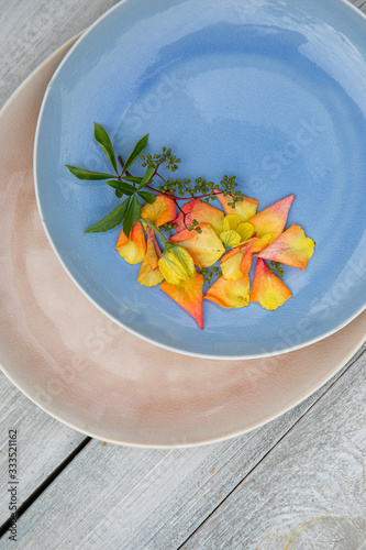 Tableau sur toile Flower in a plate