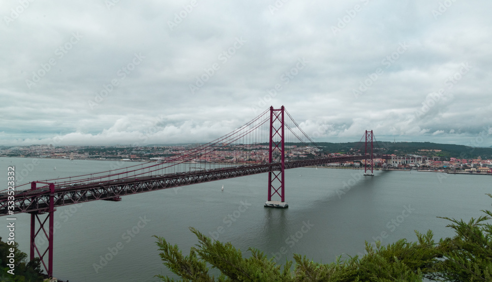 Φωτογραφία View of 25th April Bridge, from Christ the King Monument