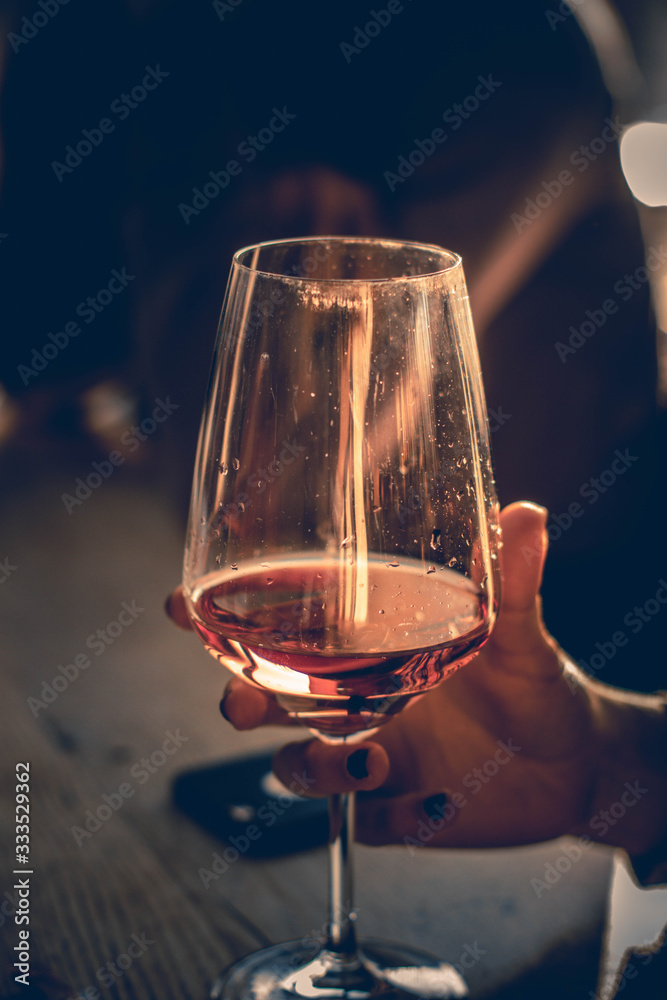 Weinglas in der Hand der Frau