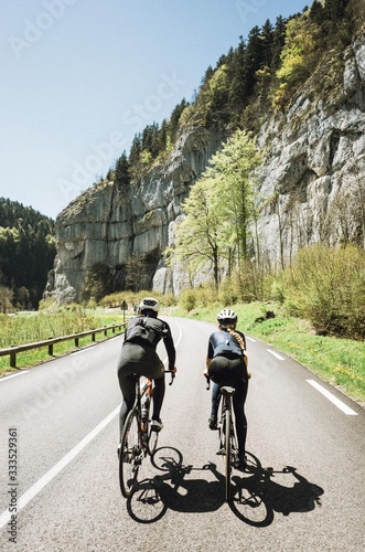 Foto cyclists riding in the french alps two abreast